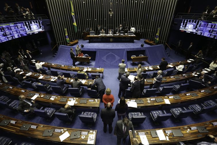 Projeto que cria teto para ICMS sobre combust�vel come�a a tramitar