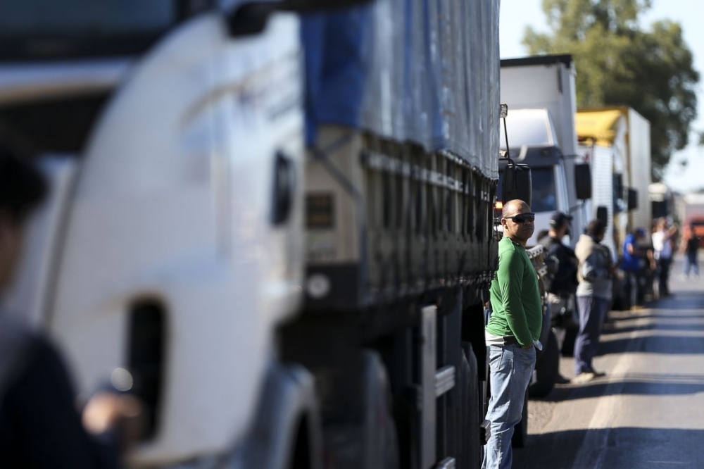 Caminhoneiros n�o aceitam fim da greve e se concentram no Porto de Santos