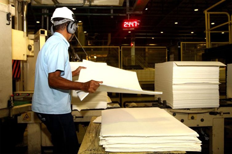 Ind�stria brasileira cresce 0,8% de mar�o para abril