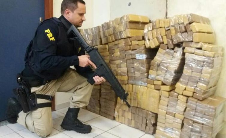 PRF apreende 500 quilos de maconha em carro na Washington Luiz