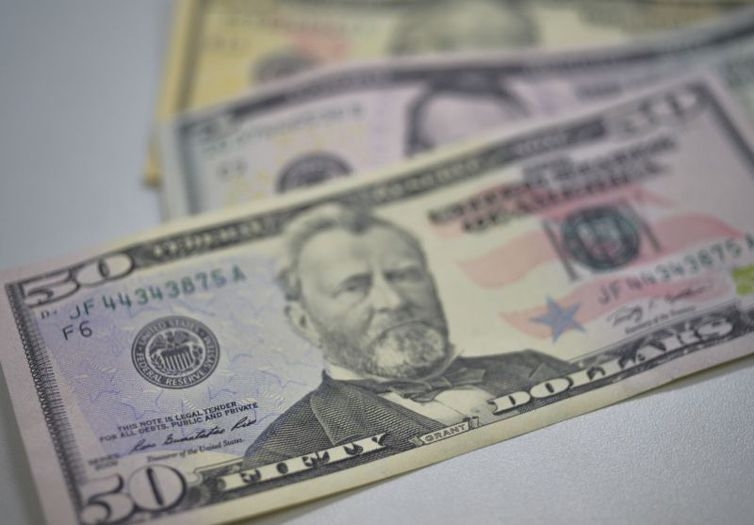 D�lar comercial sobe 1,78% e fecha o dia cotado a R$ 3,81