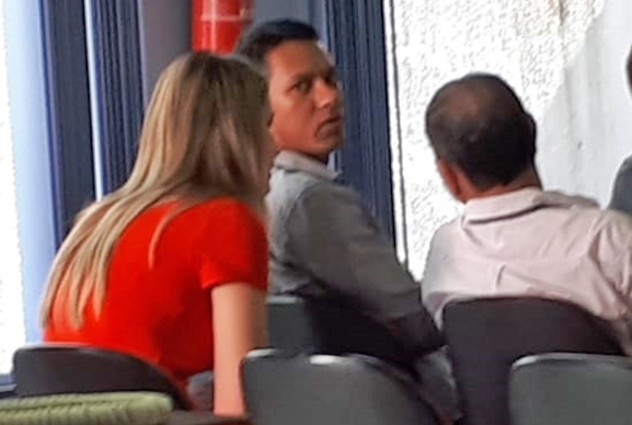 Oficiais de justi�a realizam encontro na C�mara a espera de Luciane e Leonardo.