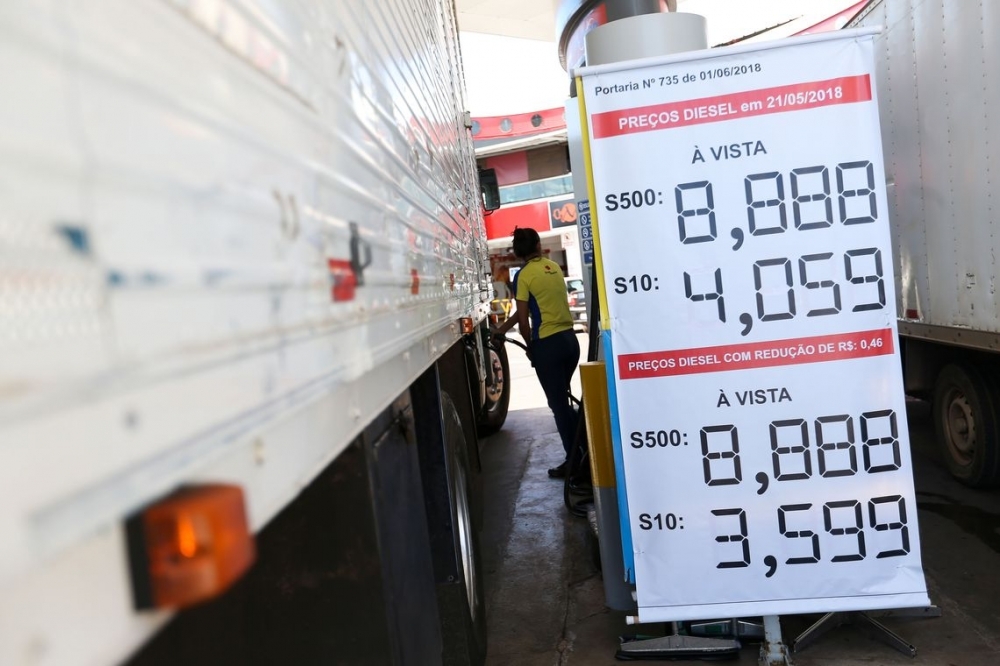 Pre�o do diesel diminui, mas ainda n�o chega �s bombas R$ 0,46 menor