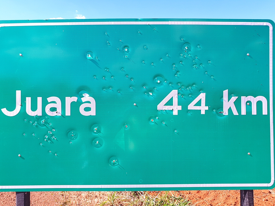 Placa da Rodovia do Vale Vira alvo de vandalismo e � perfurada a bala.