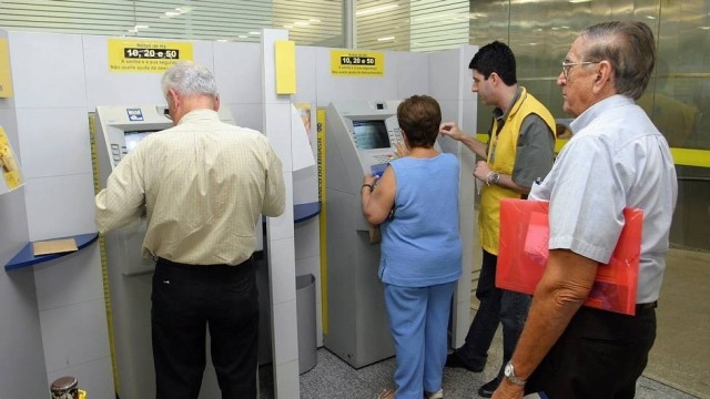 Aposentados come�am a receber este m�s 1� parcela do d�cimo terceiro