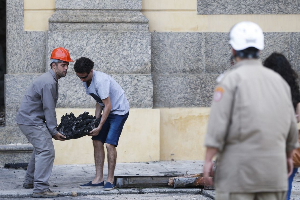 Cientistas analisam ossos encontrados nos escombros do Museu Nacional
