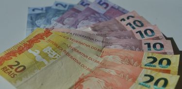 D�lar inicia a semana em baixa de 0,74%, cotado a R$ 3,6872