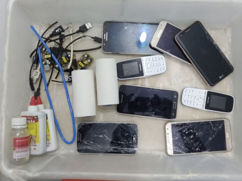 Professora � detida tentando entrar com celulares em pres�dio