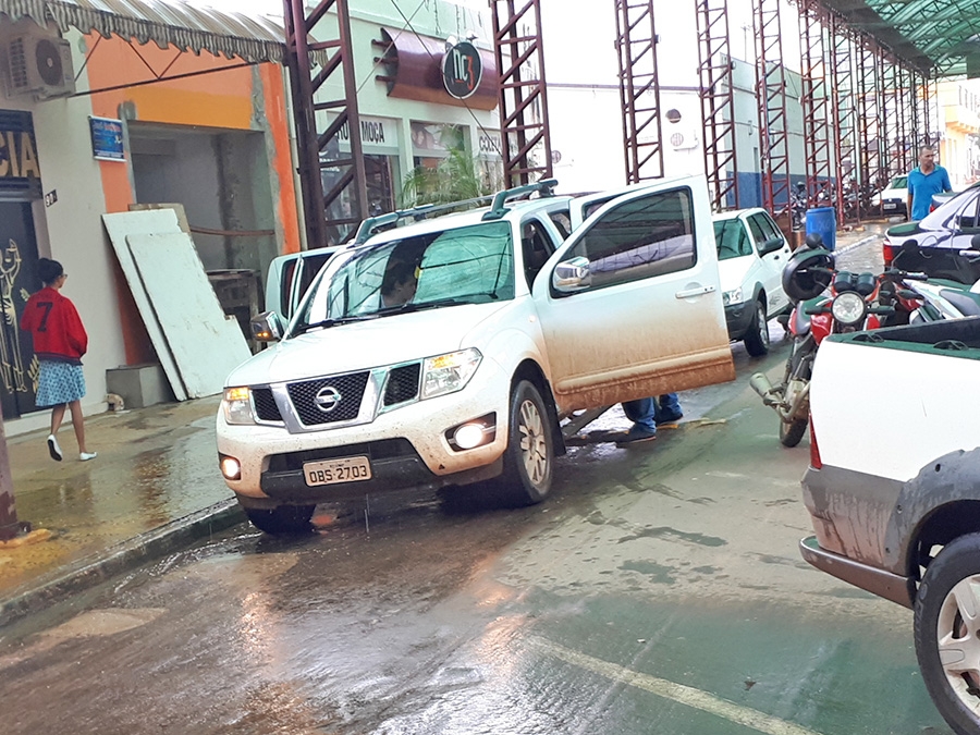 Motorista com caminhonete de Sinop faz de estacionamento pista de rolagem da Rua Sorocaba.