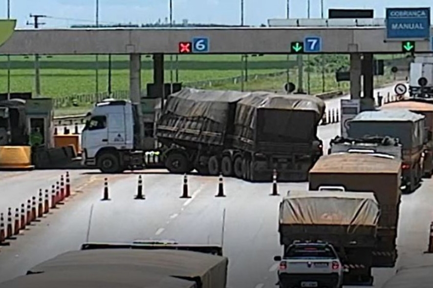 Carreta quase tomba e causa bloqueio em ped�gio na BR-163