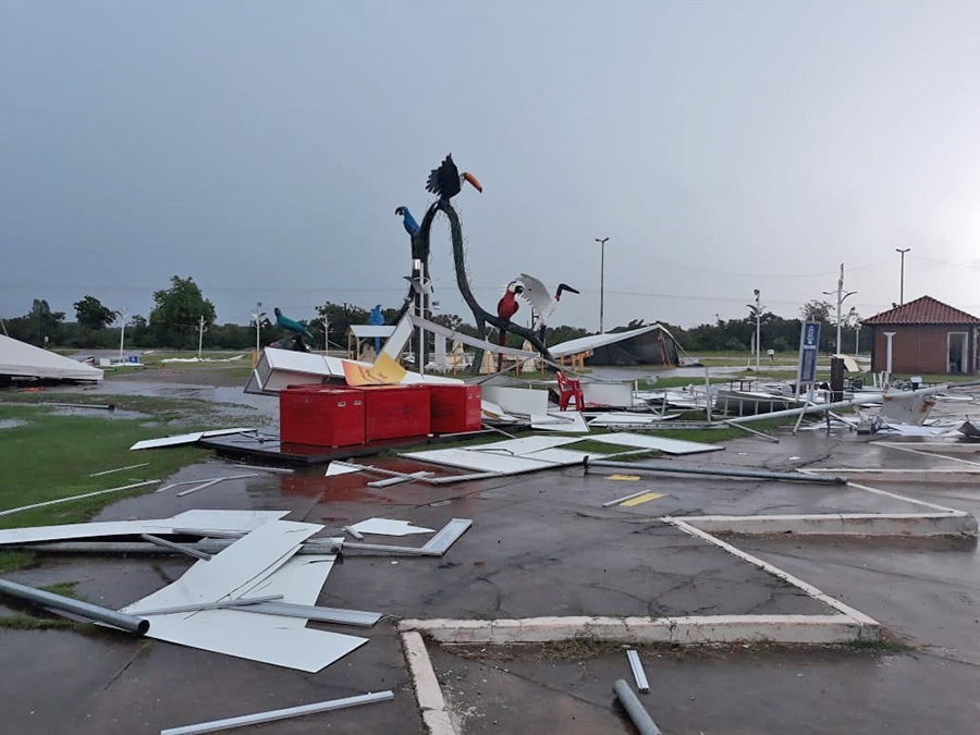 Vendaval derruba estrutura e cancela feira � de Livramento