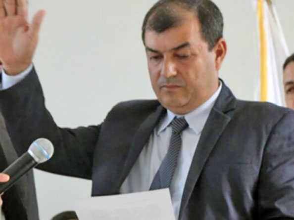  Prefeito tem bens bloqueados ap�s descumprir decis�o judicial e manter contrata��es irregulares