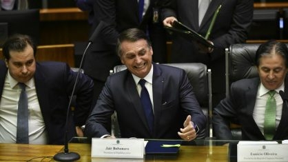 Bolsonaro assina decreto que fixa sal�rio m�nimo em R$ 998 em 2019