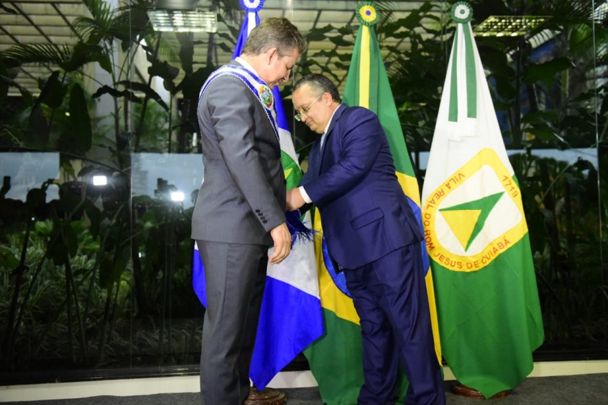 Taques passa faixa de governador para Mendes: �Dever cumprido�