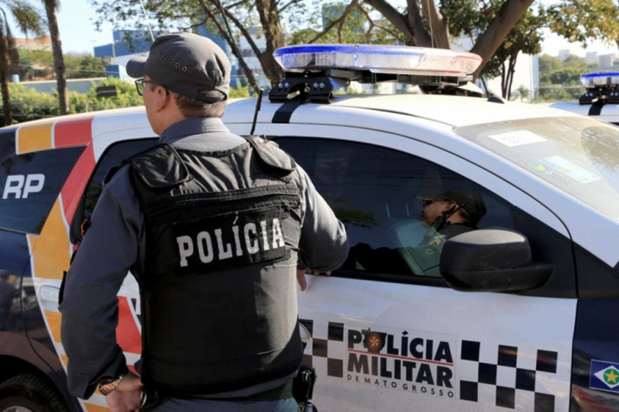 Mulher � agredida e estuprada por tr�s homens, que filmam o ato