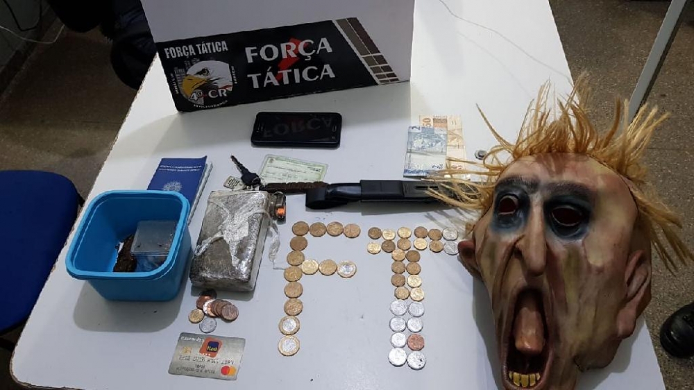 For�a T�tica prende dois por tr�fico e apreende m�scara de terror em Rondon�polis