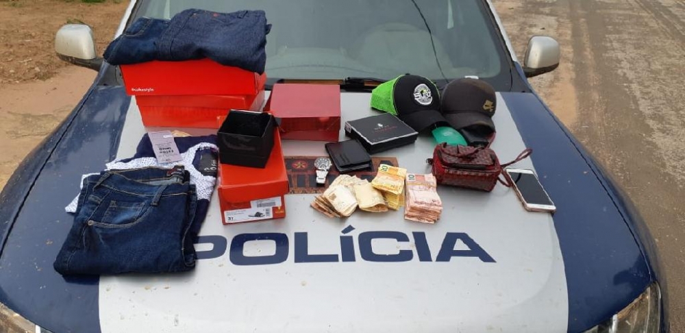 PM prende quatro suspeitos de roubo em resid�ncia de empres�rios de Aren�polis