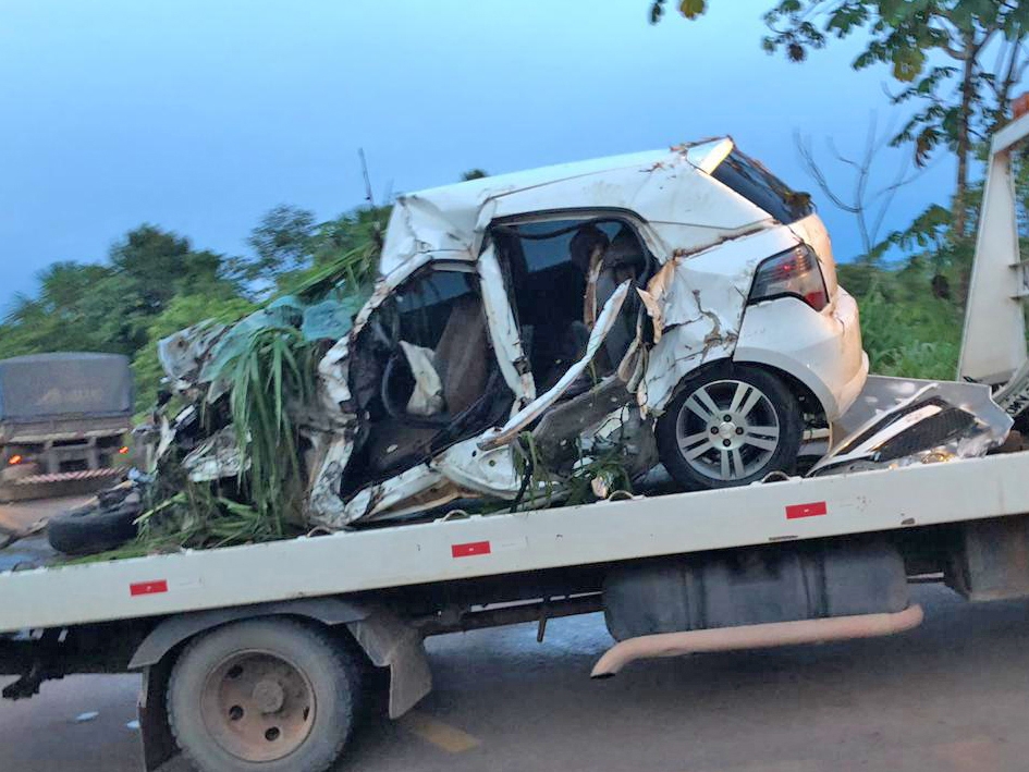 Irm�os morrem em colis�o entre carro e caminh�o em rodovia federal no Nort�o