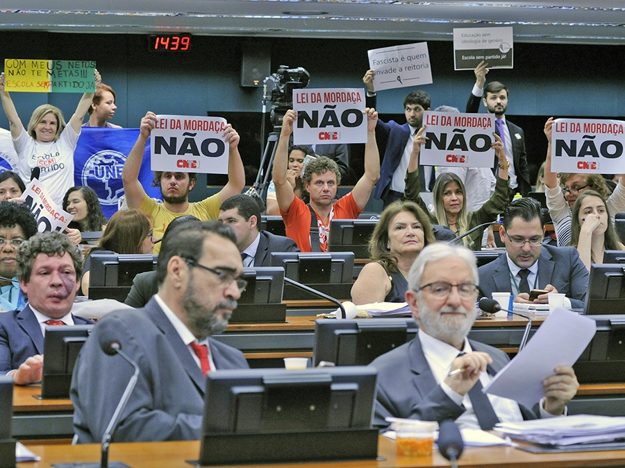 C�mara analisa projetos antag�nicos sobre o que pode ser ensinado na escola