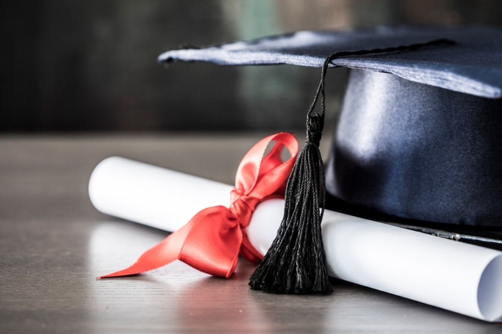 Faculdade � condenada por n�o entregar diploma a aluna formada h� 7 anos