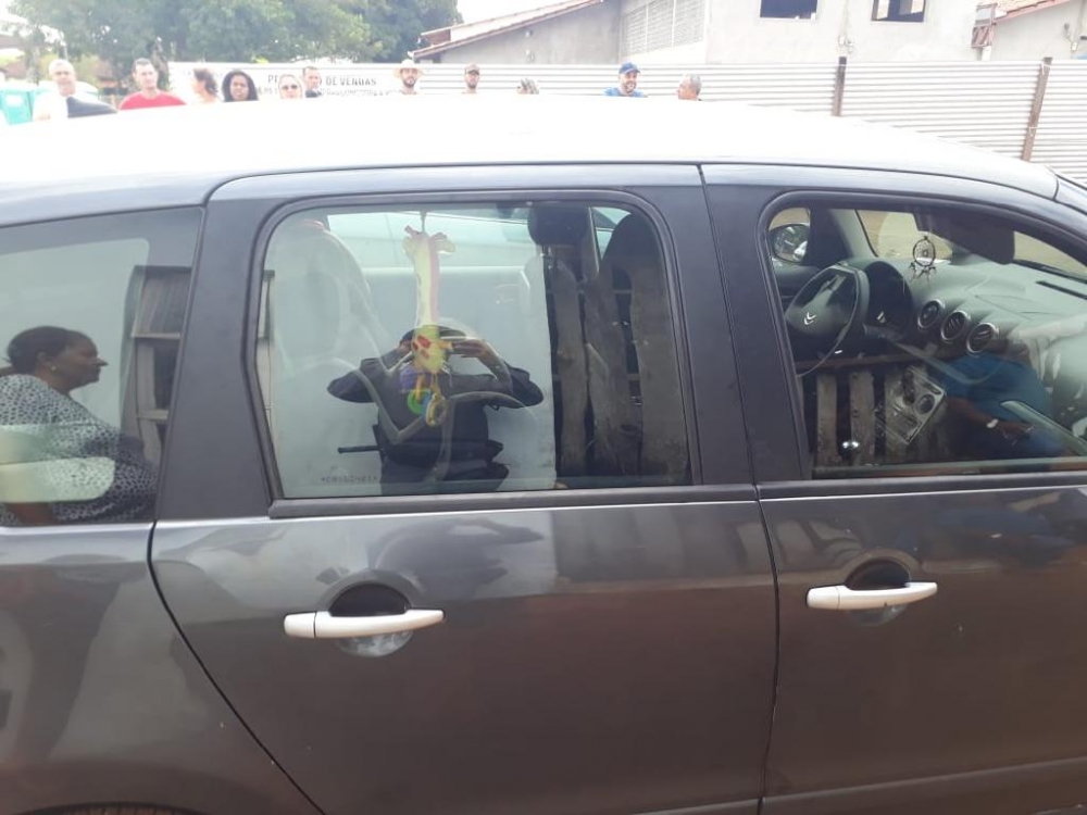 Policiais militares salvam beb� esquecido dentro de carro pelo pai