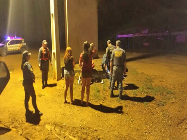 Casal � flagrado fazendo sexo em estacionamento de hotel em Lambar D'Oeste 