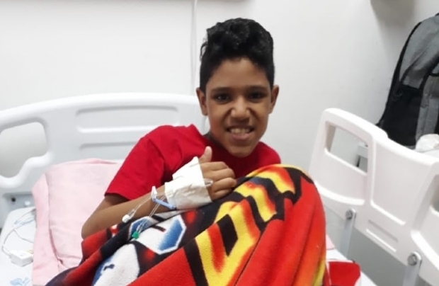 Campanha arrecada dinheiro para crian�a de 10 anos com c�ncer raro.