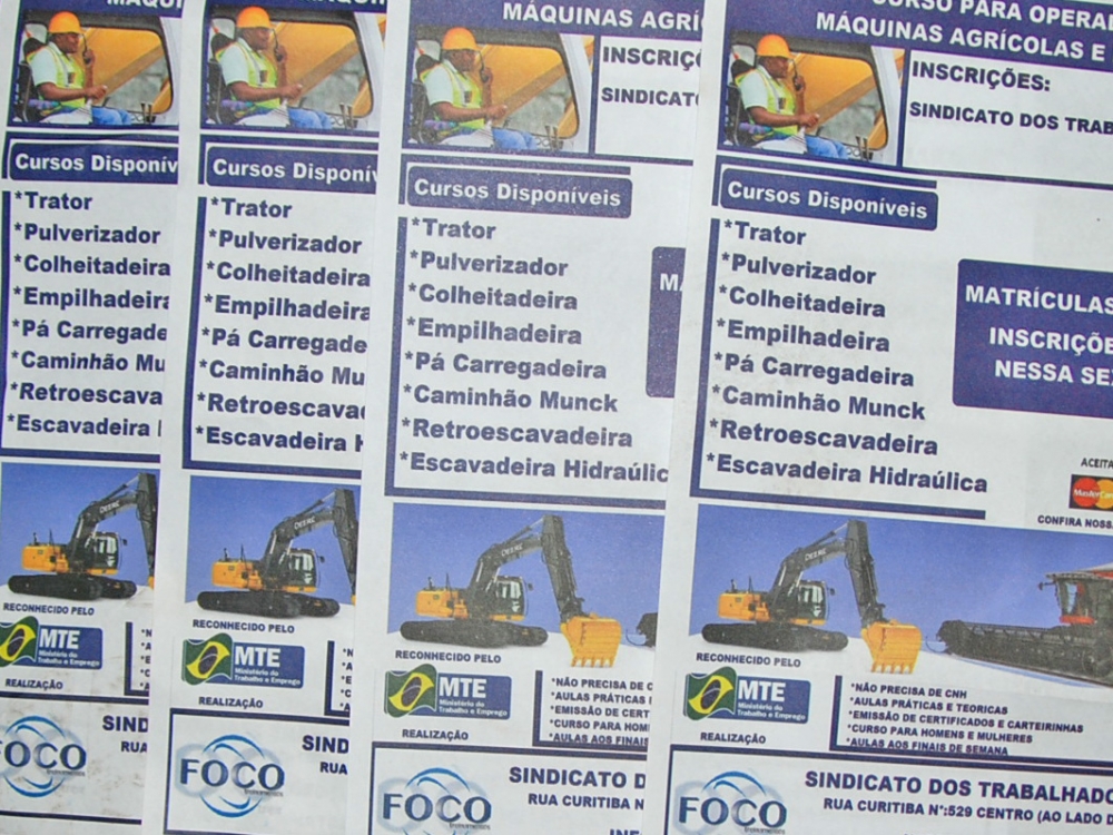Empresa faz panfletagem e suja a cidade.