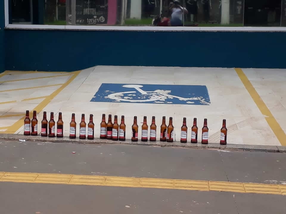 V�ndalos, b�bados, porcos e abusados.