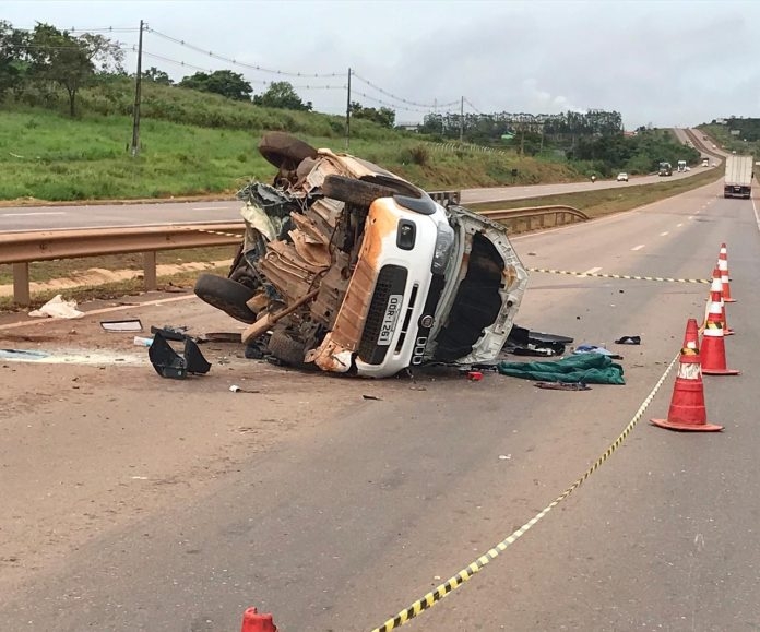 Motorista quebra duas pernas ao capotar carro carregado com coca�na na BR 163