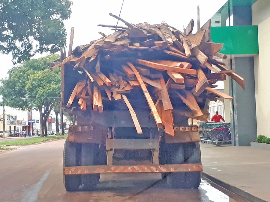 Cargas perigosas continuam transitando no centro de Juara.