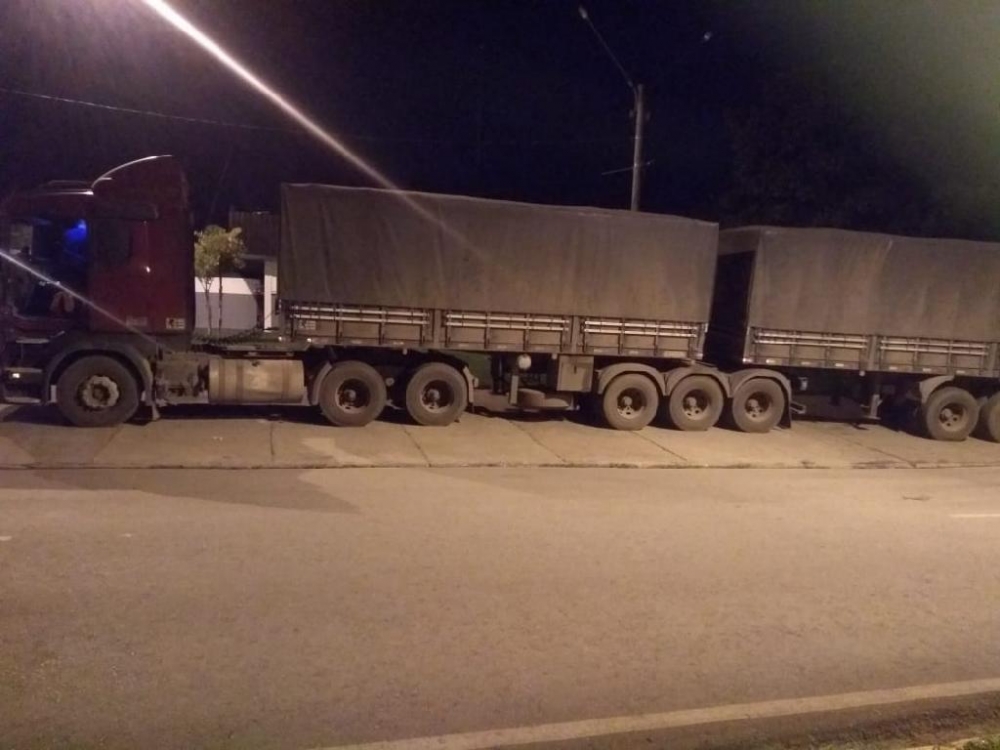 PM prende tr�s e recupera carreta roubada em Rondon�polis