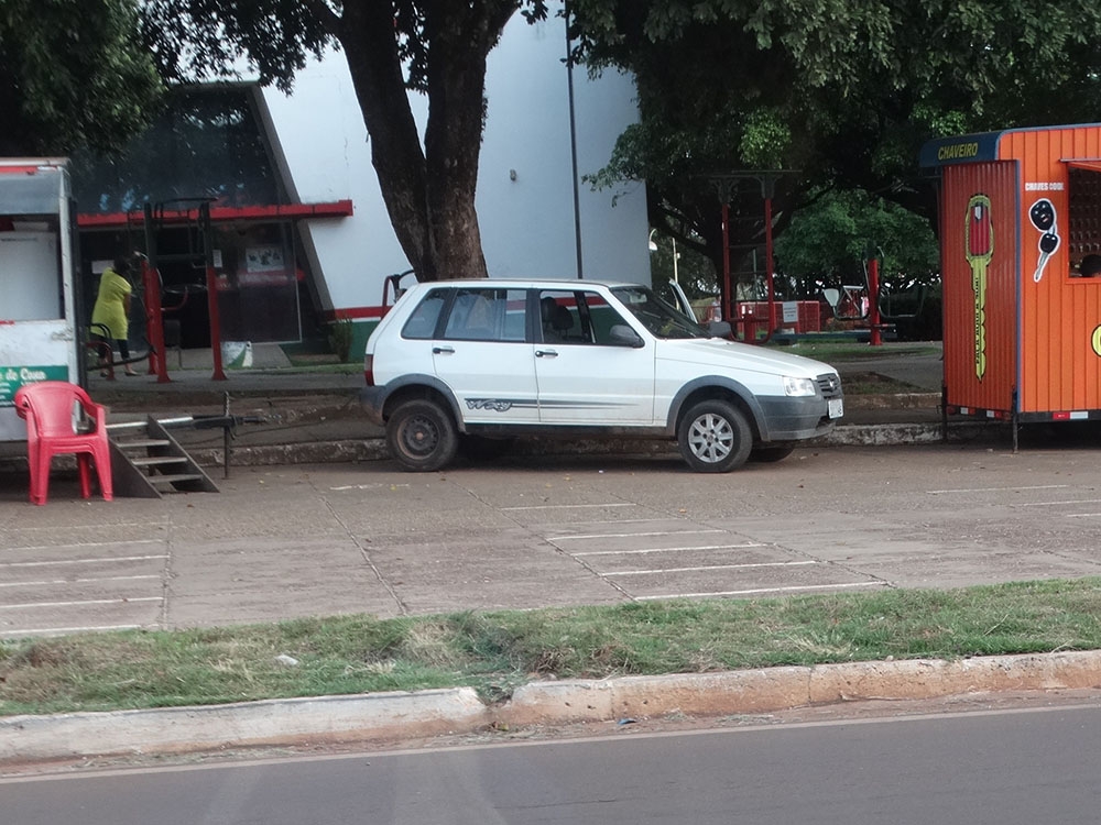 Afinal de contas, pode ou n�o, entrar com carro na Pra�a dos Colonizadores?