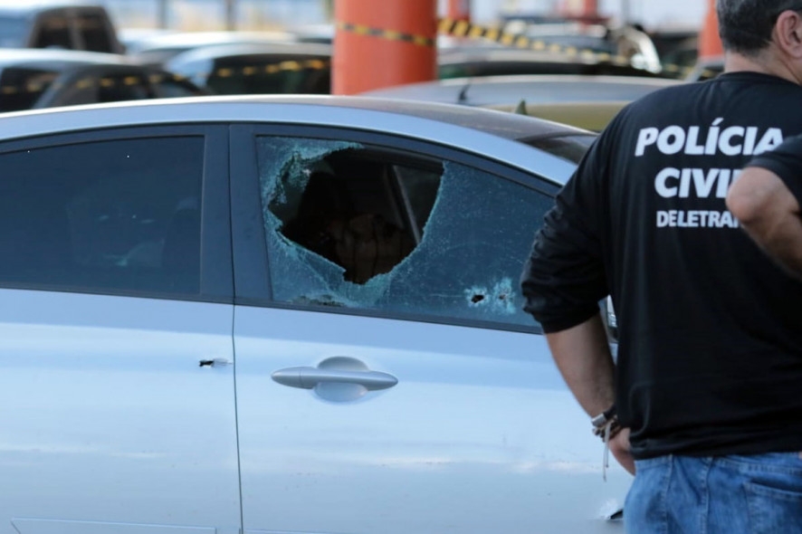 Bandidos tentam roubar carro-forte e trocam tiros no Atacad�o