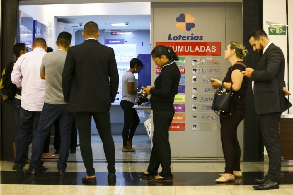 � melhor jogar na loteria quando pr�mio est� acumulado, diz professora
