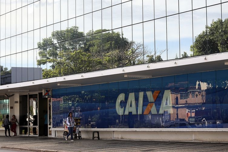 Caixa come�a a chamar candidatos aprovados no concurso de 2014