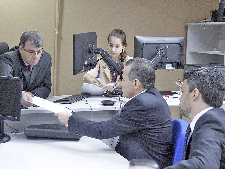 Silval Barbosa vai trabalhar com carteira assinada no imp�rio de comunica��o da fam�lia