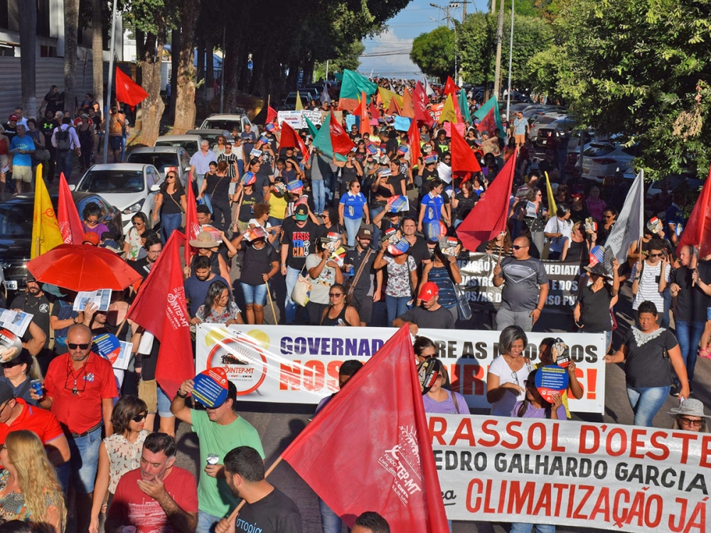 Educadores protestam nas ruas no primeiro dia de greve da Educa��o estadual