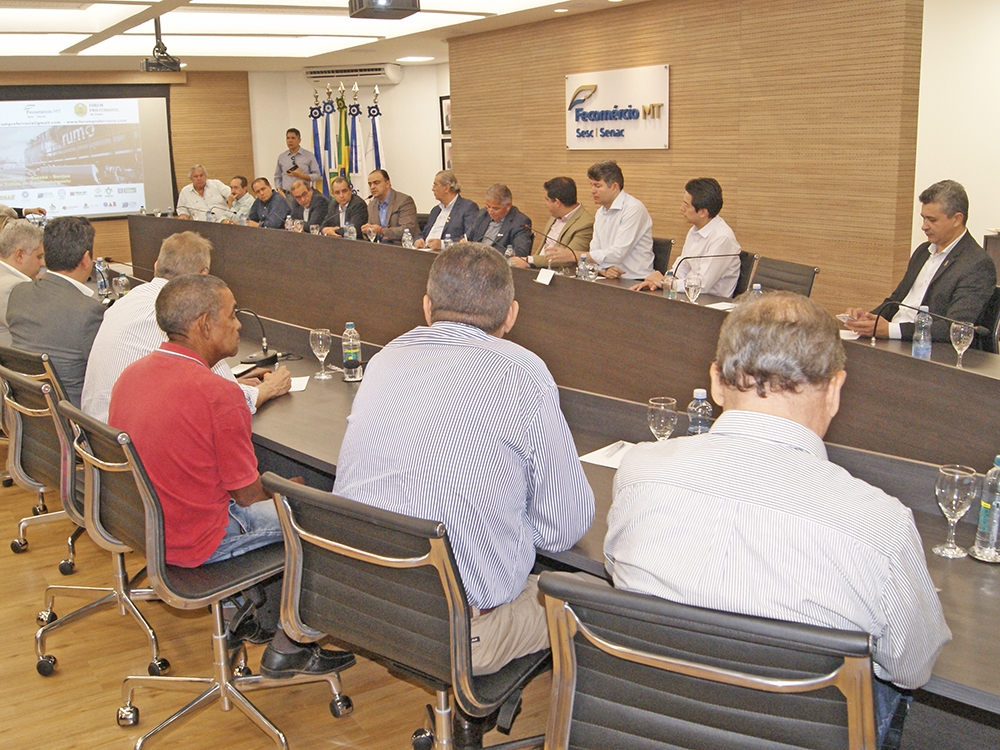 Autoridades p�blicas e entidades de classe se re�nem para discutir a expans�o da ferrovia Senador Vuolo