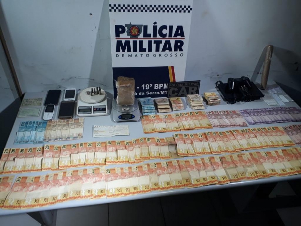 PM prende m�e e filho e apreende mais de R$ 18 mil em �boca de fumo�