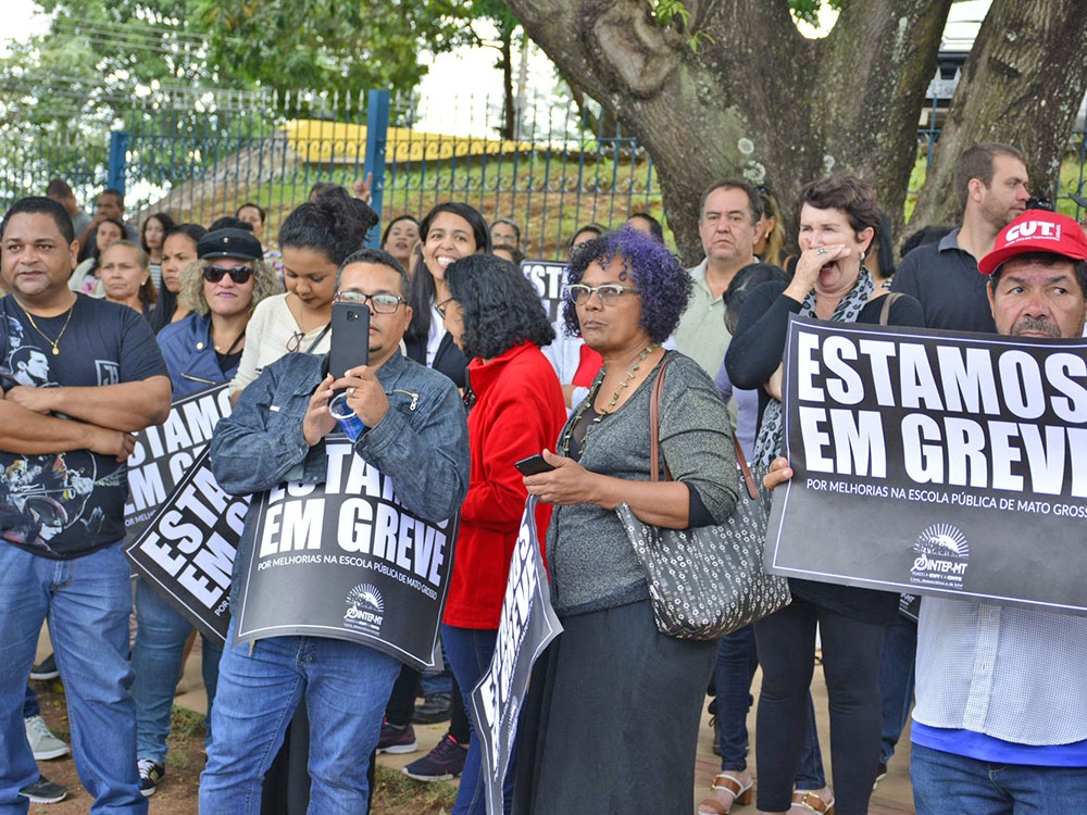 Educadores em greve ocupam p�tio da Seduc-MT