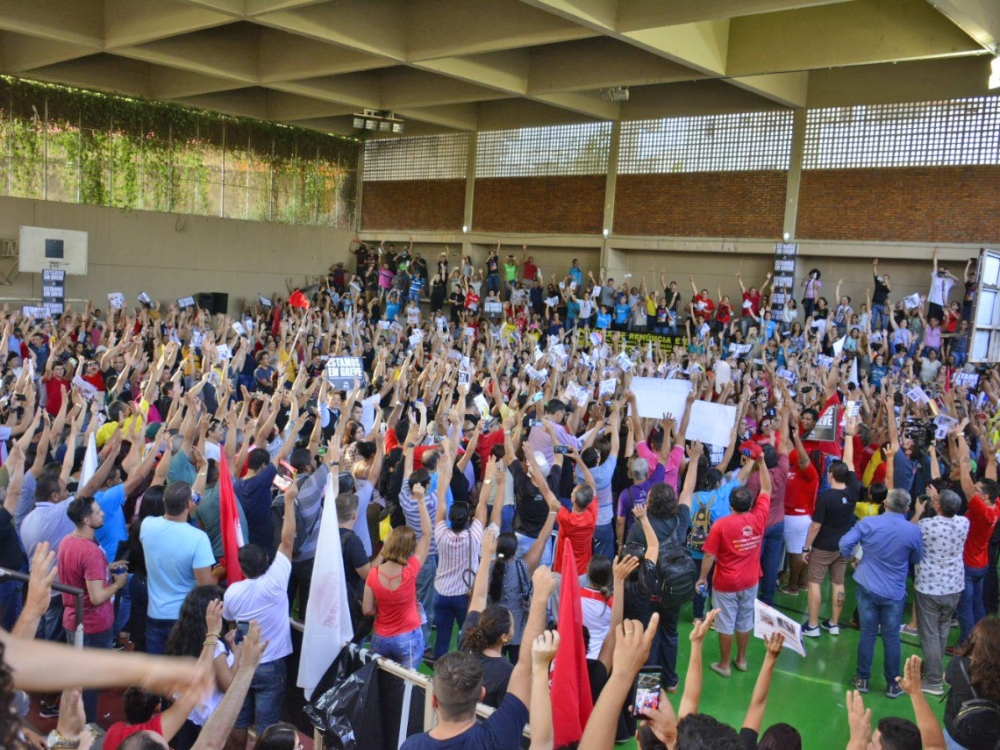 Sintep decide que greve da educa��o estadual em Mato Grosso continua
