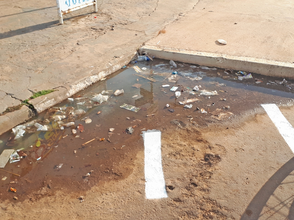 Com�rcios sujam a cidade, mas n�o limpam 