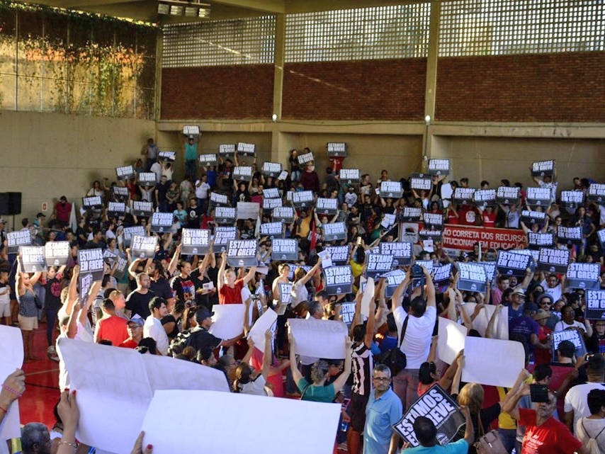 Sintep diz que greve na rede estadual continua enquanto n�o houver proposta