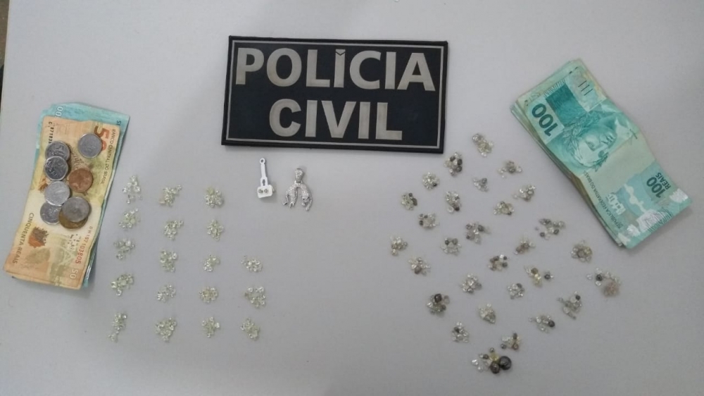  A Pol�cia Civil apreende 470 pedras de diamantes em Comodoro
