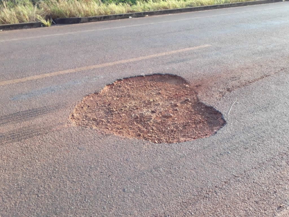 Buraco em forma de cora��o causa acidentes na MT 220