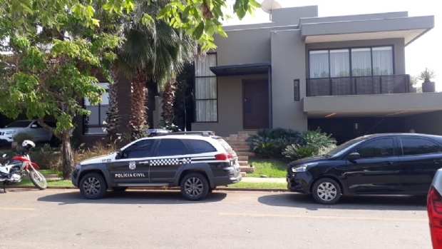 Defaz cumpre mandados na casa e empresas de filho de Riva