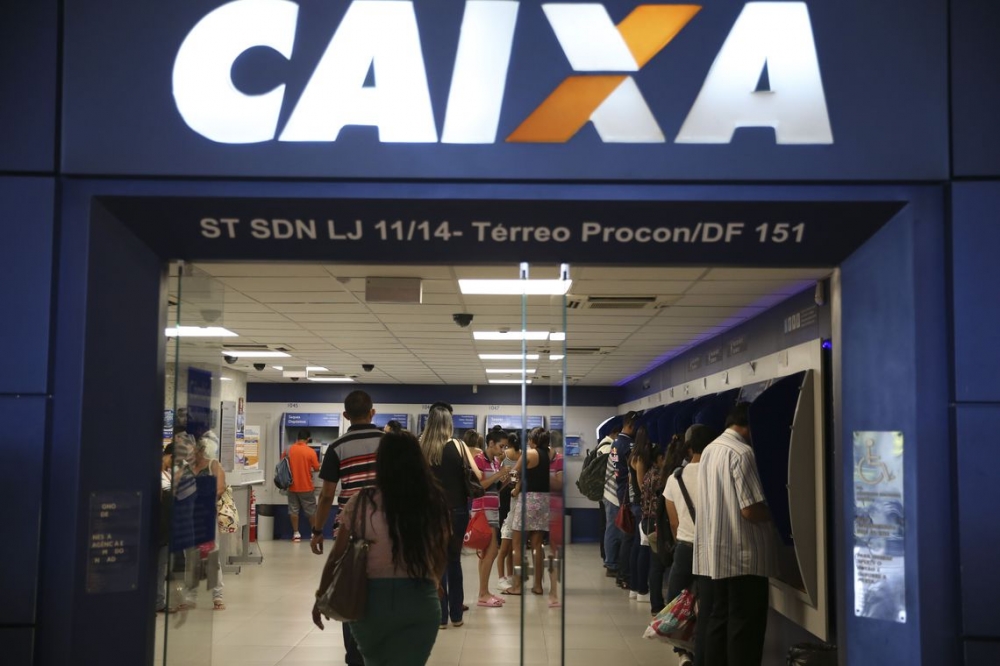 Ag�ncias da Caixa ampliam hor�rio nesta sexta para saques do FGTS