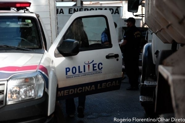 Homem invade �nibus para atirar em rapaz e acaba sendo morto por passageiro ao tentar fugir.