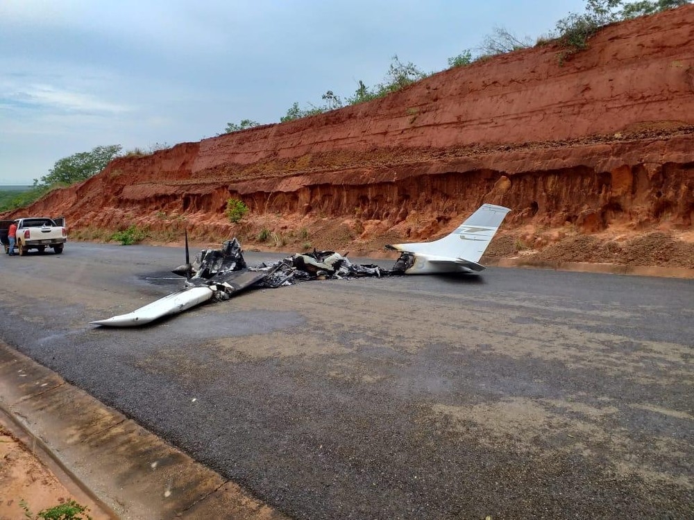 Avi�o cai e pega fogo em rodovia de MT e n�o h� informa��es sobre o piloto e v�timas